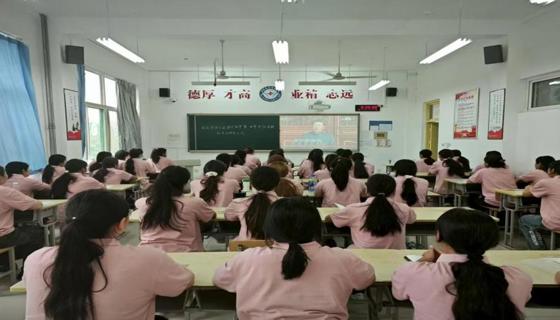 《跨越山海忆峥嵘，共观阅兵燃初心——喀职院协同培优班学子济护观礼记》